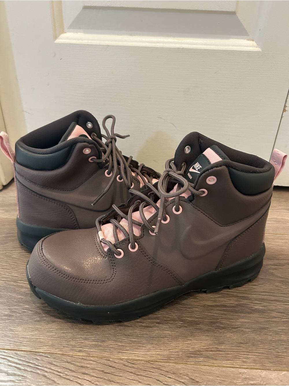 Nike Manoa Big Girls’ Brown and Pink Lace-Up Hiking Boots Streetwear, Size 7Y